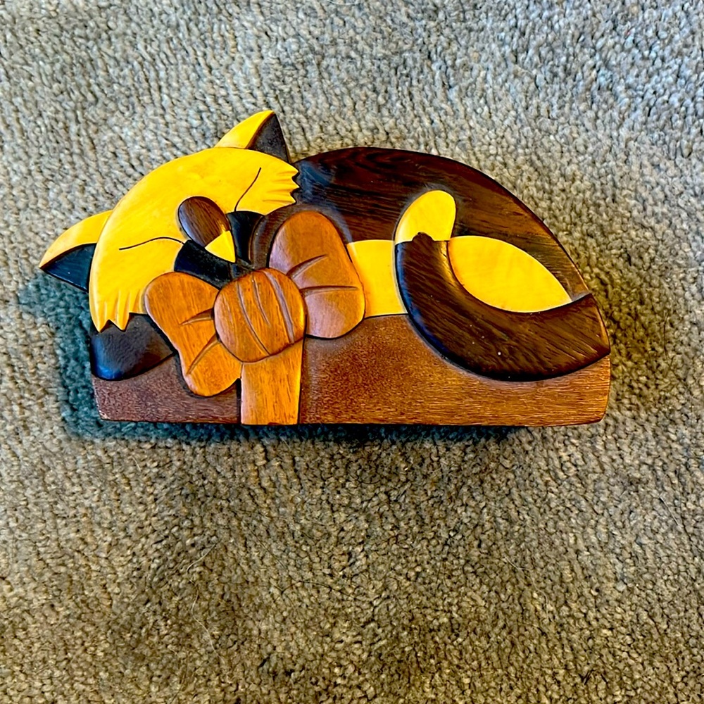 Carver dans jewelry box